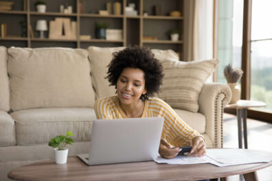 A young woman does some online research into how to choose a savings account.